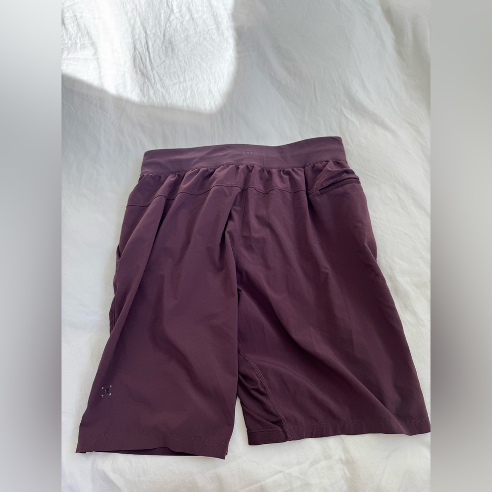 lululemon athletica Men's Shorts in Deep Plum